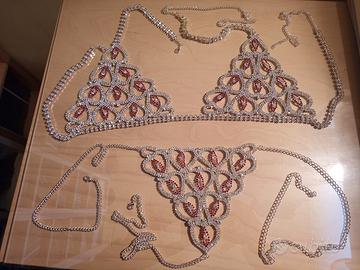 Completo due pezzi a catenina e perline