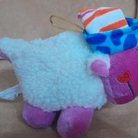 Peluche di pecora con la scritta LOVE
