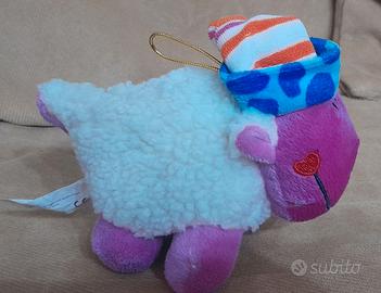 Peluche di pecora con la scritta LOVE