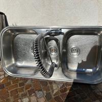 Lavello inox a due vasche con rubinetto