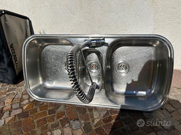 Lavello inox a due vasche con rubinetto