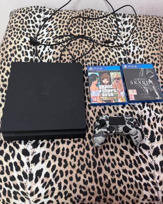 PlayStation 4 con joystick e 2 giochi