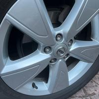 Cerchi in lega con pneumatici