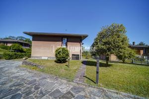 AMPIA VILLA SINGOLA CON 1800 MQ DI GIARDINO!