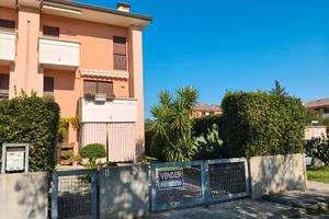 Grado – Villetta di testa 180 mq con giardino