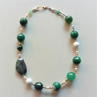 Collana pietre vere verdi e bianche