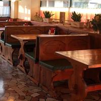 Tavoli e panche in legno massiccio