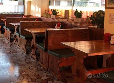 Tavoli e panche in legno massiccio
