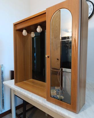 Specchiera mobiletto con lampadine