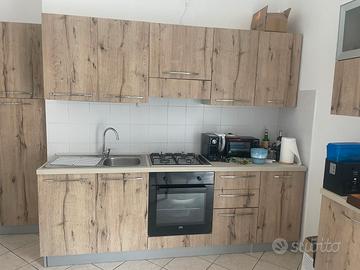 Cucina e credenza