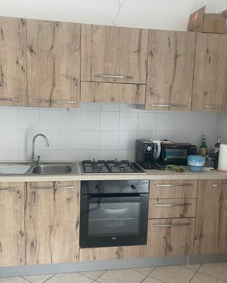 Cucina e credenza