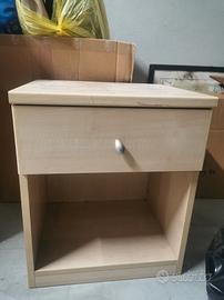 Comodino singolo chiaro