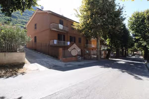 3 LOCALI A SCANDRIGLIA