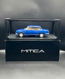 1:18 Alfa Romeo 2000 Berlina 1971 blu pervinca