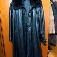Cappotto in pelle con collo in pelliccia di volpe