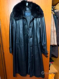 Cappotto in pelle con collo in pelliccia di volpe