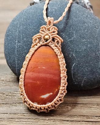 Ciondolo in macramè con Diaspro Mookaite 