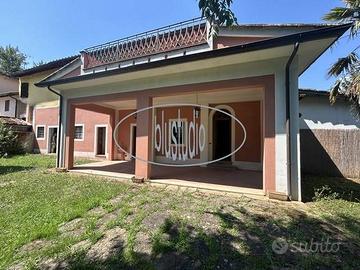 Rustico / Casale di 300 m² con più di 5 locali e p
