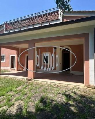Rustico / Casale di 300 m² con più di 5 locali e p