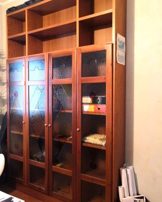 Libreria con vetrate artistiche