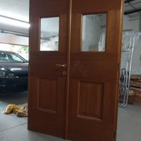 Porta a due ante in legno