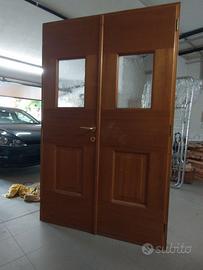 Porta a due ante in legno