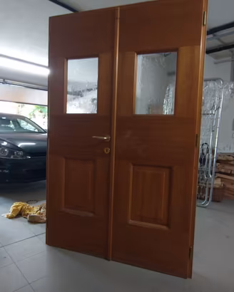 Porta a due ante in legno