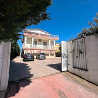 Villa bifamiliare con piscina in Via Andria