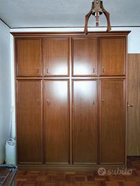 Armadio vintage in legno massiccio
