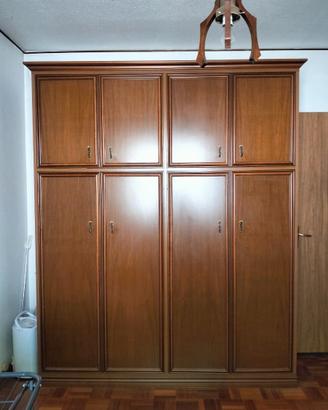 Armadio vintage in legno massiccio