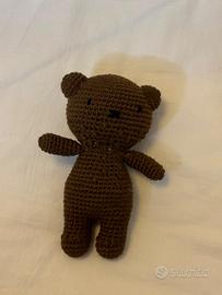 peluche all’uncinetto fatto a mano di orsetto