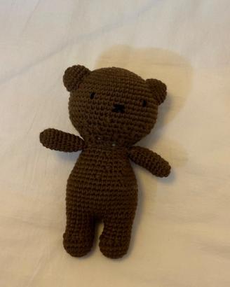 peluche all’uncinetto fatto a mano di orsetto