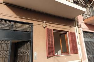 2 vani+cortiletto piccolo stabile gravina centro