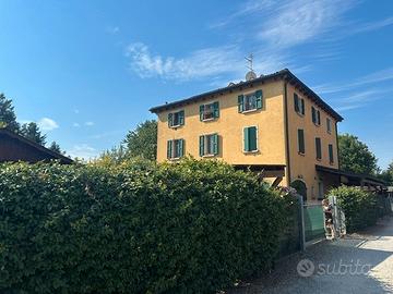 Maisonette con ampio giardino in borgo rustico