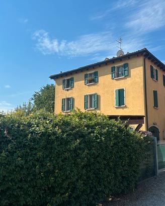 Maisonette con ampio giardino in borgo rustico