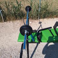panca piana con attrezzi e pesi