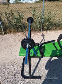 panca piana con attrezzi e pesi
