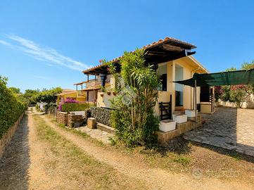 VILLA A SCHIERA D'ANGOLO A SAN TEODORO