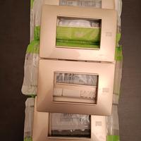 Placca 3 moduli Simon urmet oro satinato