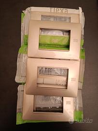 Placca 3 moduli Simon urmet oro satinato