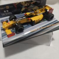 RENAULT F1 TEAM 2010 RACE CAR