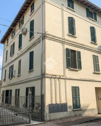 3 LOCALI A MONTECHIARUGOLO