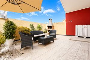 Moderno trilocale con cortile e grande garage.