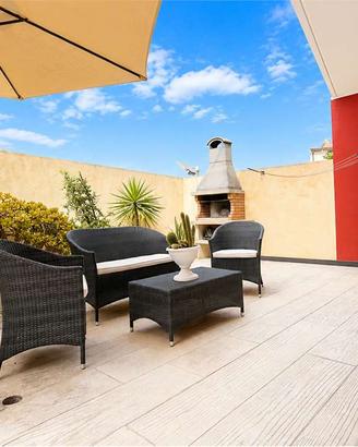 Moderno trilocale con cortile e grande garage.