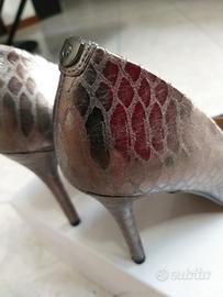 Decollete grigio viola metallico marca Guess