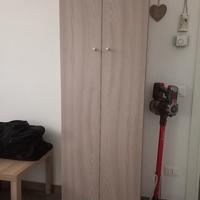 armadio con scaffali 