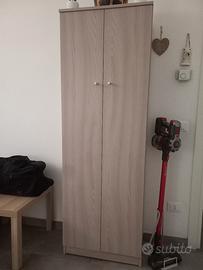 armadio con scaffali 