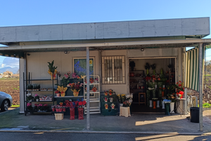 Chiosco fiori avanti cimitero