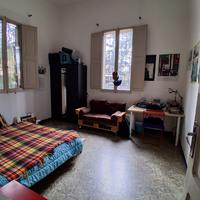 Grande singola arredata a ragazzo lavoratore