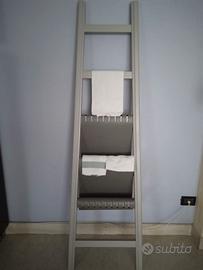 portaoggetti o portasalviette di design a scala